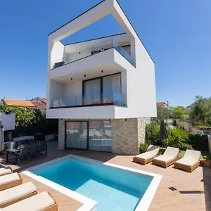 Villa Luxury Favela With Heated Pool, Trogir